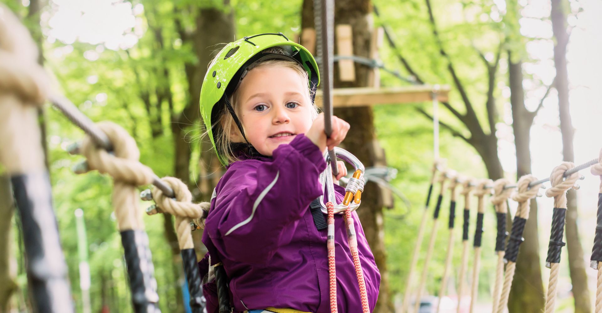 Kleines Kind im Klettergarten