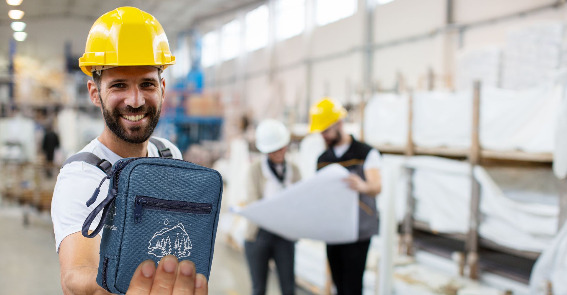 Ein Facharbeiter hält eine Erste-Hilfe-Set in der Hand