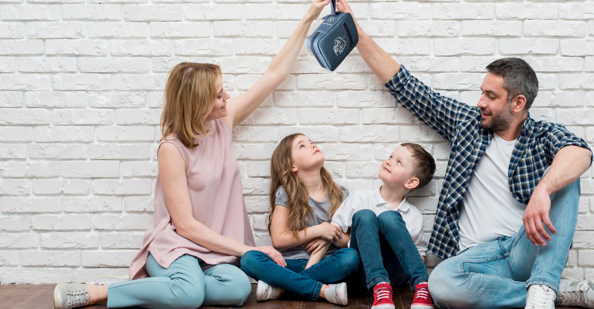 Eine Familie hält ein Erste-Hilfe-Set in den Händen