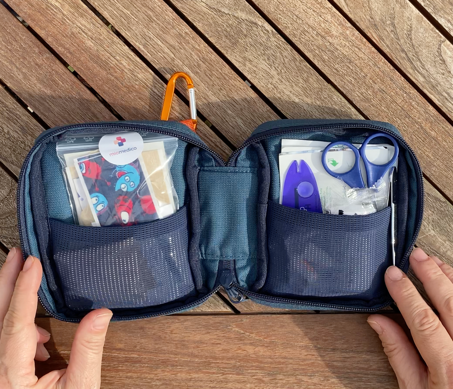 MioMedico Outdoortasche geöffnet mit Inhalten