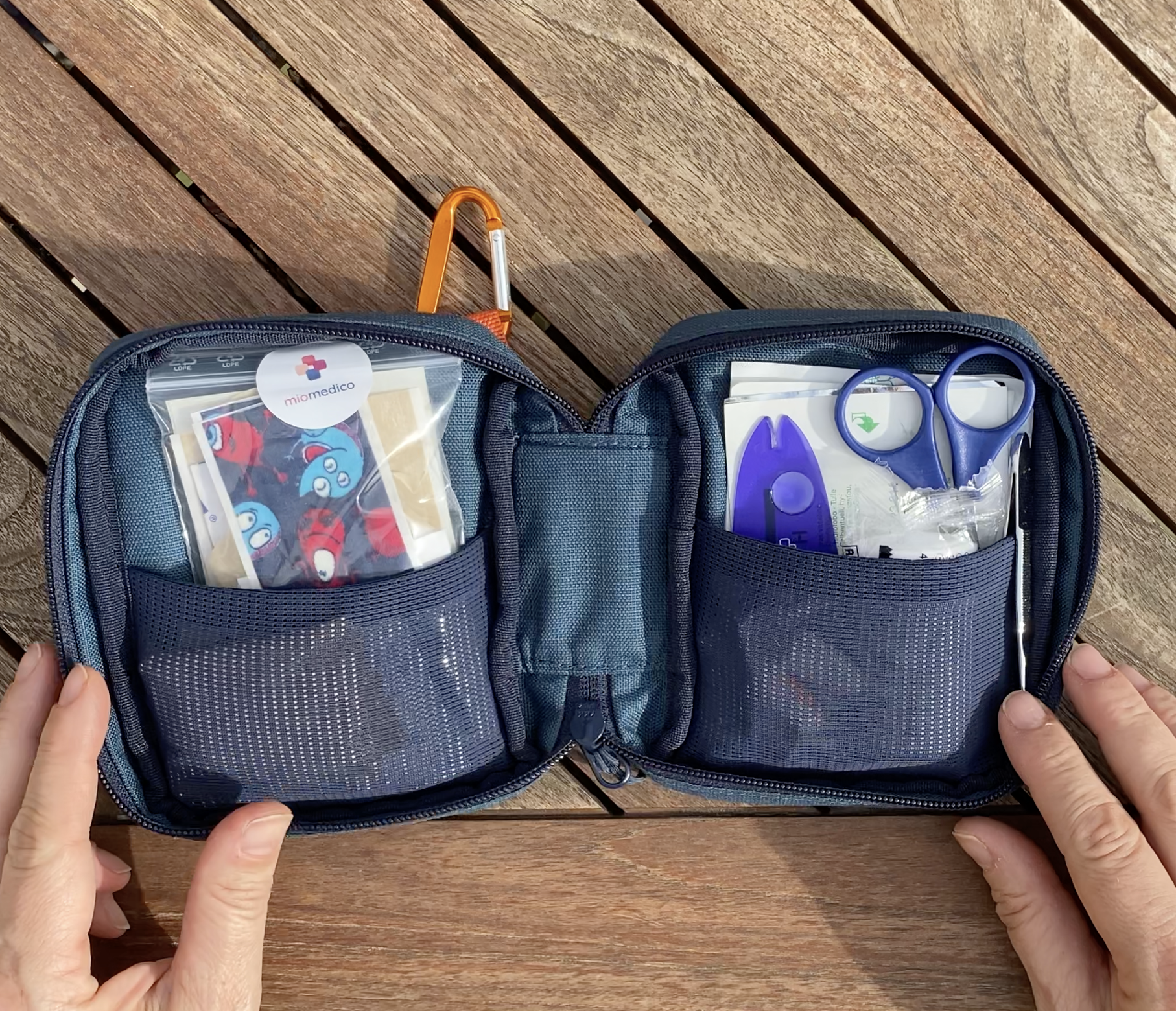 MioMedico Outdoortasche geöffnet mit Inhalten