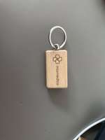 Anhänger aus Holz mit miomedico Logo-Gravur